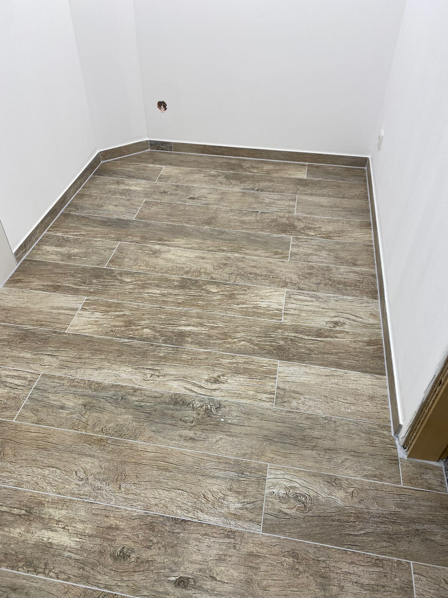 Holzoptik Fliesen Freiburg - Realistische Holzmaserung Bodenbelag