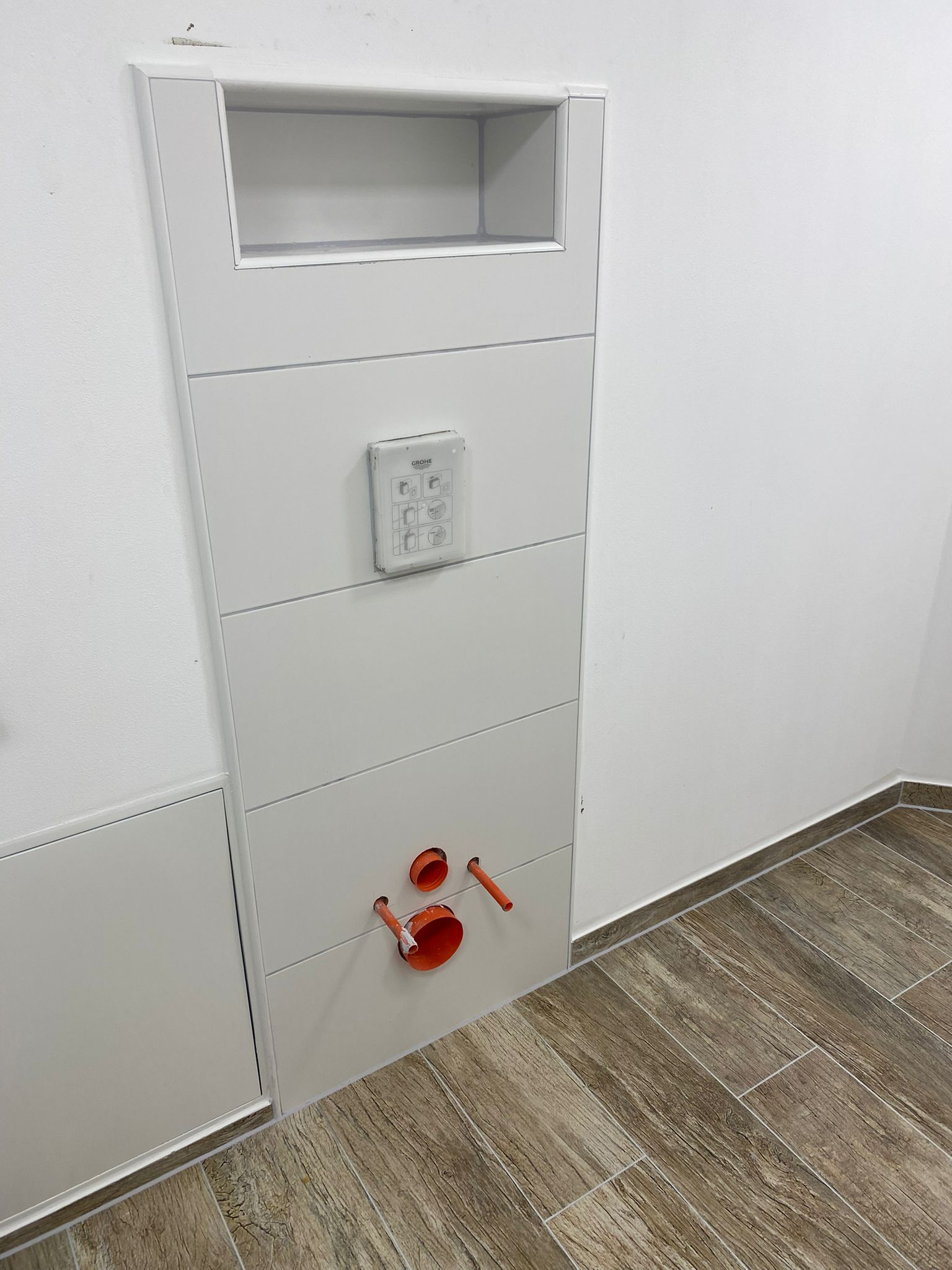 Moderne Badezimmer Installation Freiburg - Wandhängende WC und Holzoptik Fliesen