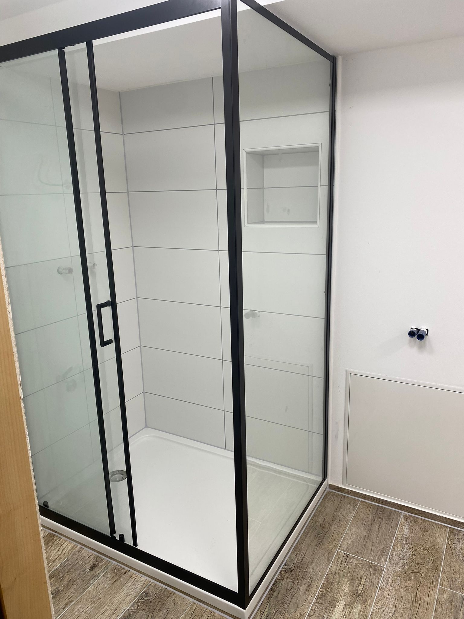 Designer Duschkabine Freiburg - Schwarze Rahmen Glasdusche mit Fliesenarbeiten