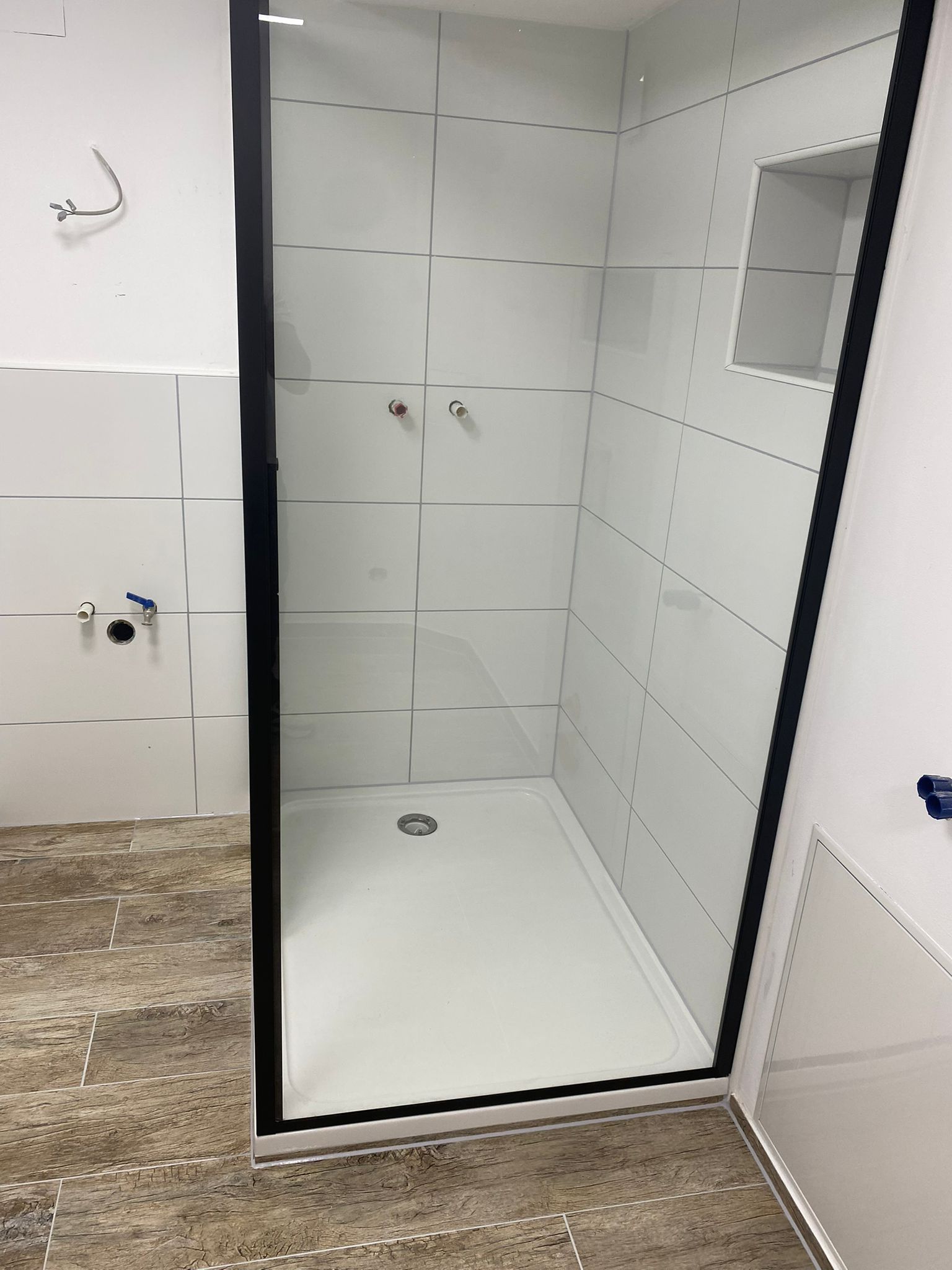 Dusche Innenansicht Freiburg - Präzise Fliesenverlegung mit Einbaunische