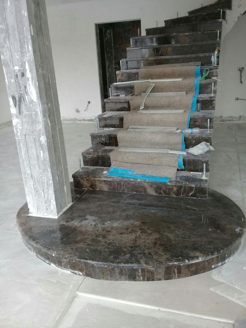Luxus Naturstein Treppe - Fliesenleger Freiburg Projekt von Madlin Fliesen